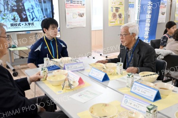 昔の学校についての話に耳を傾ける児童生徒ら