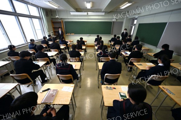 １４８５人が緊張した面持ちで挑む　公立高で一般入試