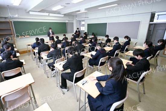 試験官からの注意事項を聞きながら試験開始を待つ受験生（４日午前８時４５分ごろ、帯広緑陽高校で。須貝拓也撮影）