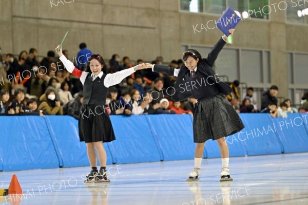 制服姿で卒業証書を手に１００メートル測定会に臨む高校生