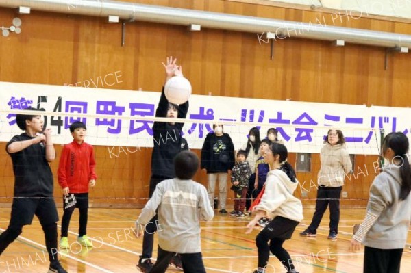 ボールに集中し、元気いっぱいにプレーする子どもたち