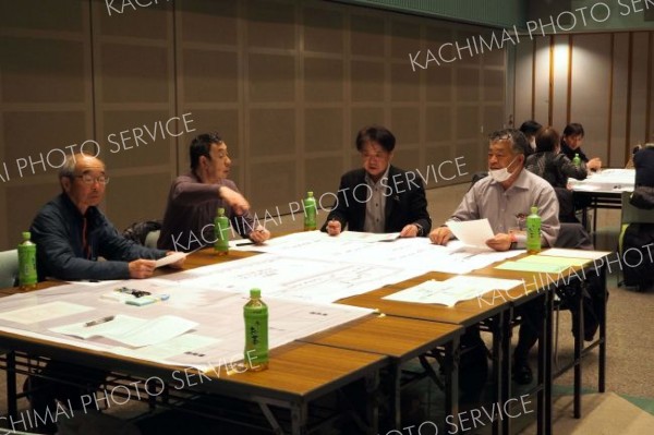 避難所運営ゲームで意見交換をする参加者