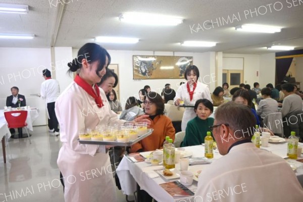 支えへの感謝込め料理振る舞う　帯広調理師専門学校第５２期生