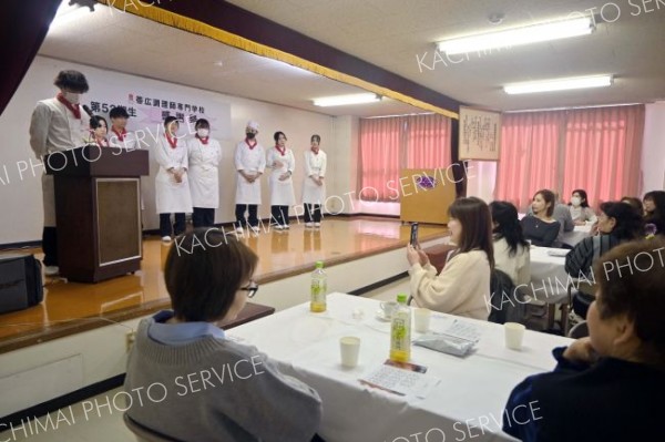 食後の余興で保護者らに感謝を伝える学生たち