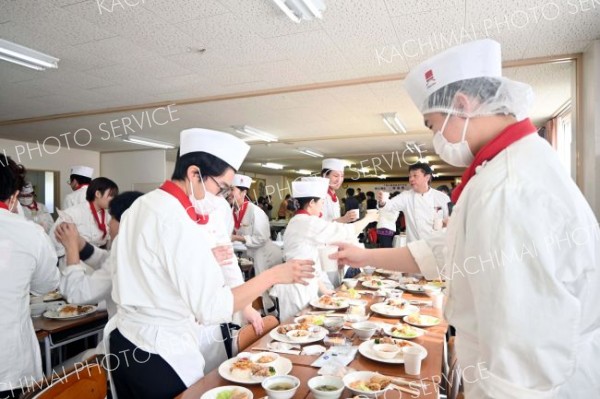 乾杯する学生、家族ら