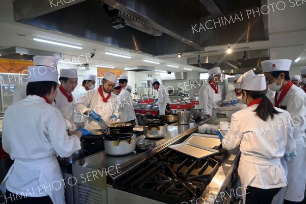 中華料理の８品を調理する学生たち