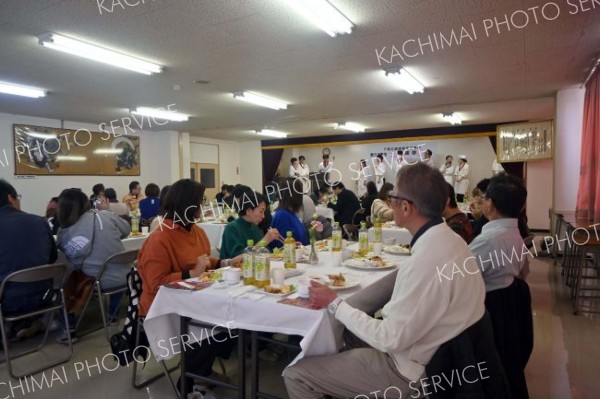 担当した料理を紹介する学生たち