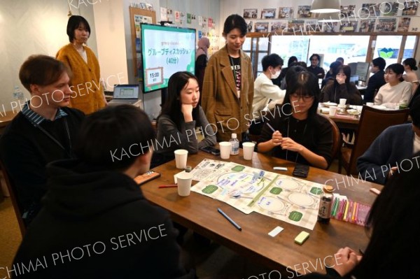 チームでプレゼンの準備をする参加者