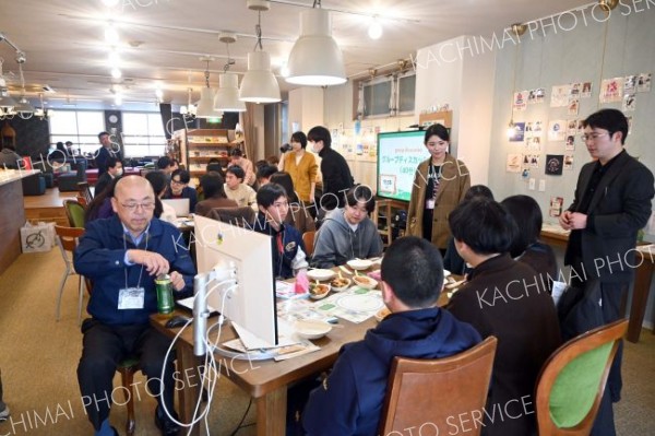 食品企業の社員も交えて意見を出し合う学生ら