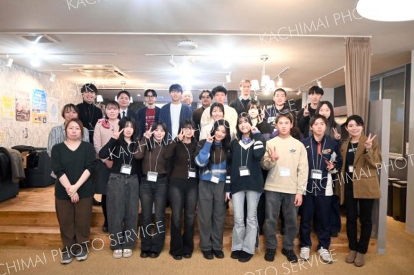 ワークショップに参加した学生と協賛企業の関係者ら