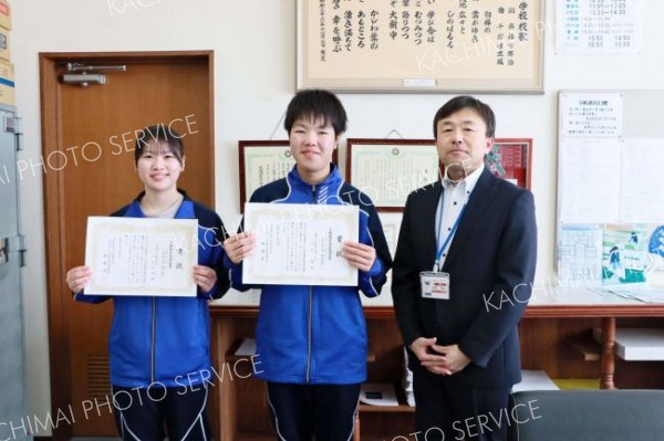 絆づくりメッセージコンクールで大樹中２人に表彰状伝達