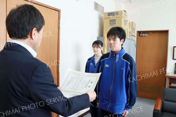 表彰状の伝達を受ける