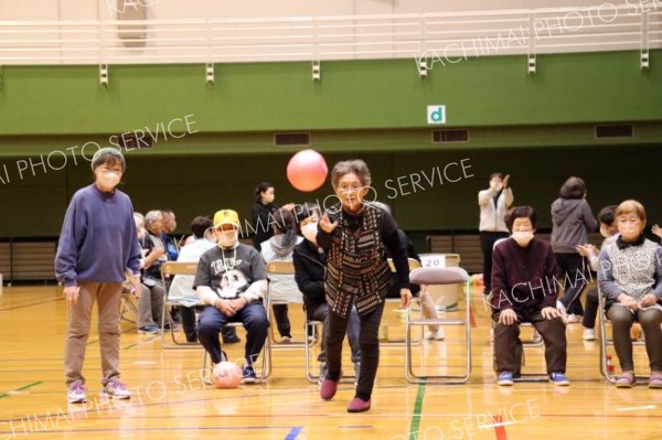 ガンバルーンで熱戦を繰り広げる参加者