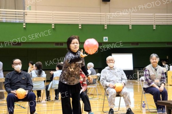 ガンバルーンで熱戦、花咲かじぃ～じ会が連覇　豊頃町社協 4