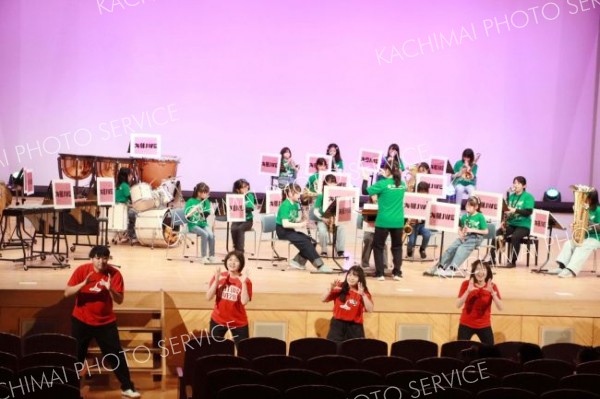 １年間の締めくくりらしく息の合った演奏を披露する団員ら