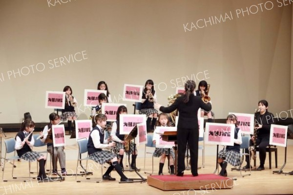 １年間の締めくくりらしく息の合った演奏を披露する団員ら