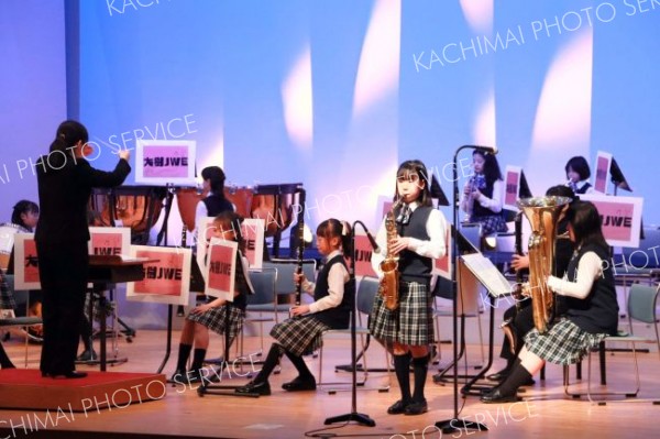 １年間の締めくくりらしく息の合った演奏を披露する団員ら