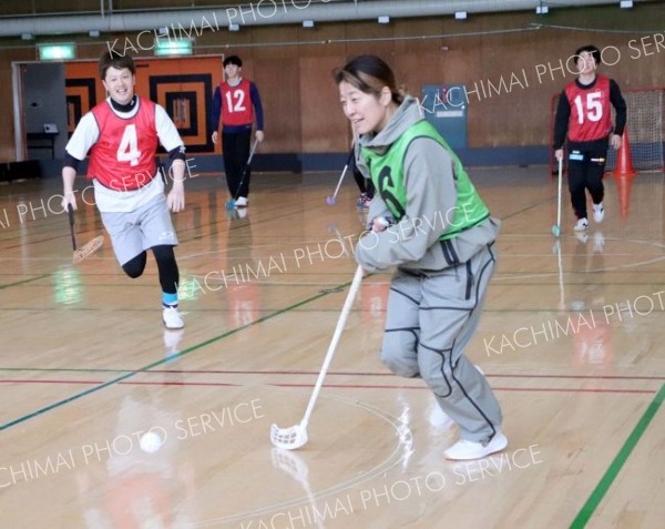 熱戦を繰り広げたフロアボール大会　