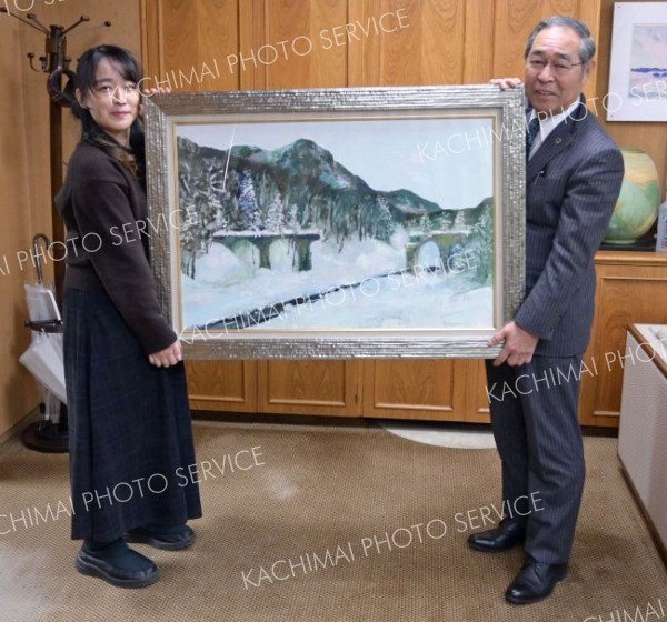 町にアーチ橋の油彩画を寄贈