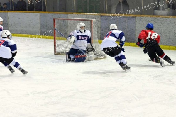 【第２試合・全十勝Ａ―全十勝Ｂ】ゴールを狙う全十勝Ｂの佐々木健心（右）と、シュートコースをふさぐ全十勝Ａ