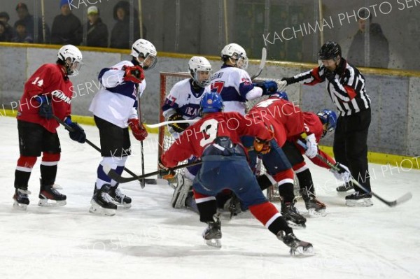 【第２試合・全十勝Ａ―全十勝Ｂ】２人少ない３Ｐのキルプレーでは、平野聖真副主将（白ユニホーム３７番）が身をていしてゴールを守った