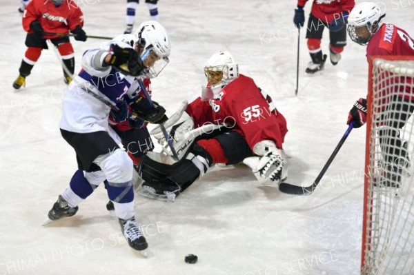 【第２試合・全十勝Ａ―全十勝Ｂ】２Ｐ１０分、全十勝Ａの小寺貫太主将がリバウンドを押し込み２―２に追いつく