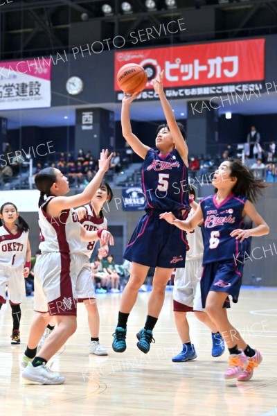 【女子・木野東―置戸】第２クオーター、シュートを決める木野東の（５）甘利心音。１３―１４と追い上げる