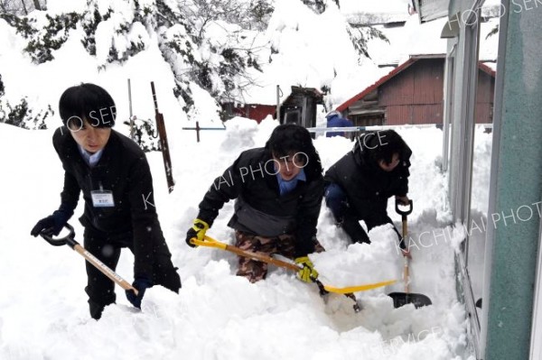 「どか雪」で町職員が高齢者宅除雪　広尾