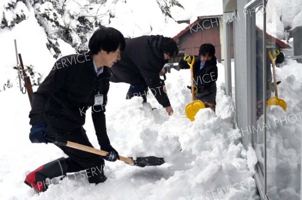 高齢者宅で除雪作業に汗を流す町職員ら