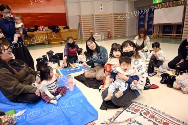 バス遠足の参加者。体を動かした後はお菓子を食べて交流した