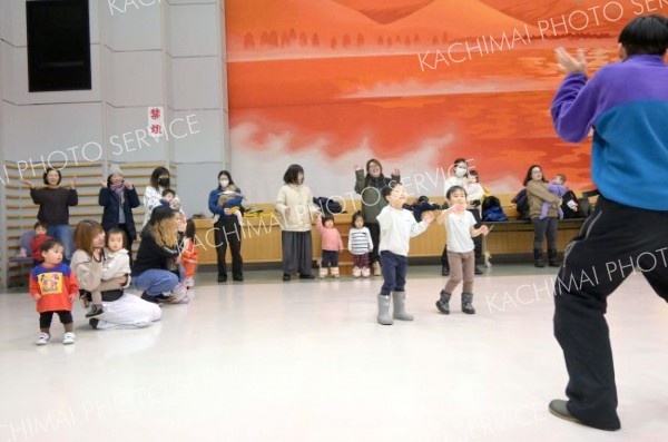 糠平温泉文化ホール内で楽しく体を動かす親子