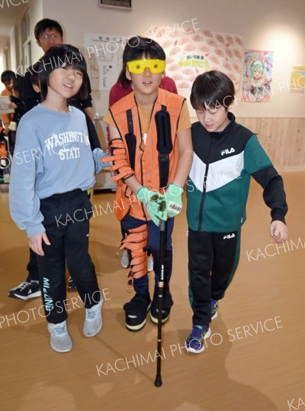 お年寄りの動き実感　豊頃小で福祉授業　児童が体験