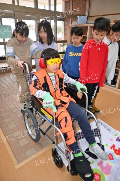 お年寄りの動き実感　豊頃小で福祉授業　児童が体験 2