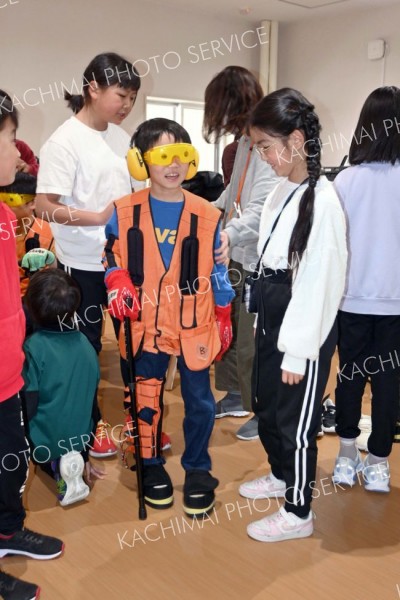 お年寄りの動き実感　豊頃小で福祉授業　児童が体験 3