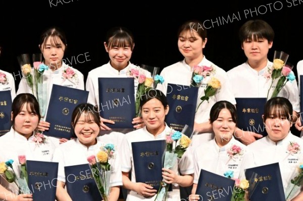感謝と自覚胸に学びや巣立つ　帯広看護専門学校で卒業式