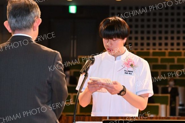卒業生代表として答辞を述べる高橋侑杜さん（須貝拓也撮影）