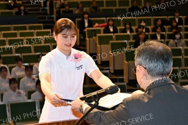 吉田学校長から卒業証書を受け取る卒業生（須貝拓也撮影）