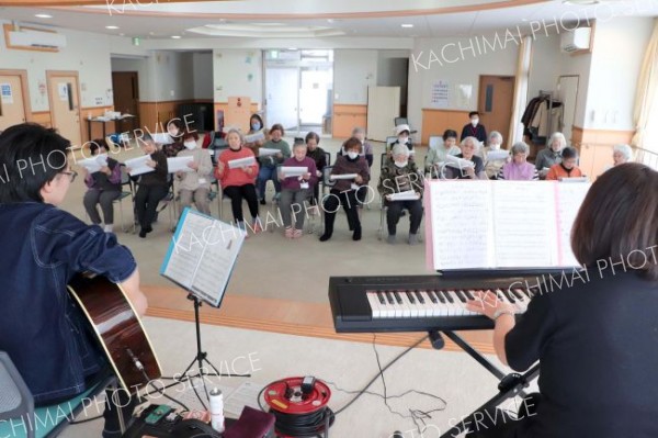 昭和歌謡を楽しく歌う参加者