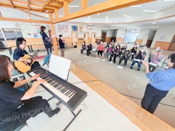 昭和歌謡を楽しく歌う参加者