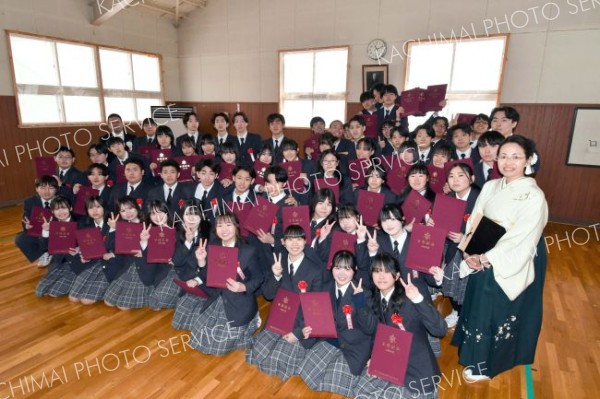 ３年間を一緒に過ごした５８人で最後の記念撮影（清水、吉原慧撮影）