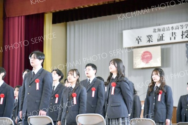 ３年間の思い出を胸に合唱する卒業生（清水、吉原慧撮影）