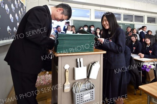 担任の柴崎教諭から卒業証書を受け取る卒業生（帯広南商業、須貝拓也撮影）