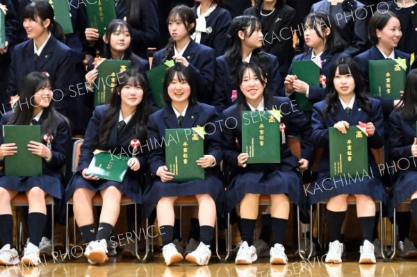 記念撮影の合間にリラックスした表情を浮かべる卒業生（帯広南商業、須貝拓也撮影）