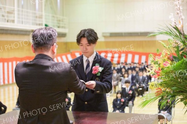 田村郁夫校長（左）から卒業証書を受け取る生徒（広尾、石原秀樹通信員撮影）