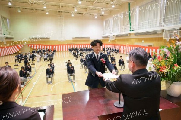 田村郁夫校長（右）から卒業証書を受け取る生徒（広尾、石原秀樹通信員撮影）