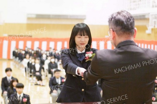 田村郁夫校長（右）から卒業証書を受け取る生徒（広尾、石原秀樹通信員撮影）