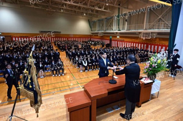 鈴木校長から卒業証書を受け取るクラス代表の生徒（帯広柏葉、金野和彦撮影）