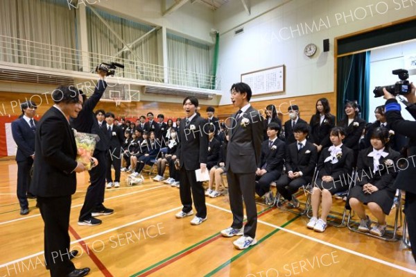 「ありがとう―」。卒業生が担任の教諭へ感謝の言葉を伝えた（帯広柏葉、金野和彦撮影）