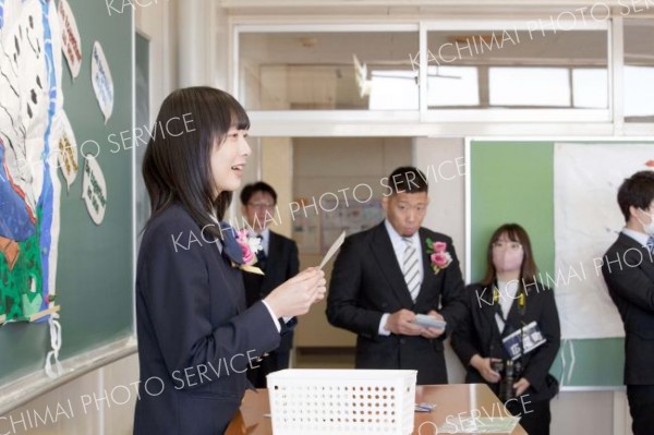 同級生や教職員、父母らに感謝の言葉を伝える卒業生。このの３年間を思い出して涙声に（広尾、石原秀樹通信員）