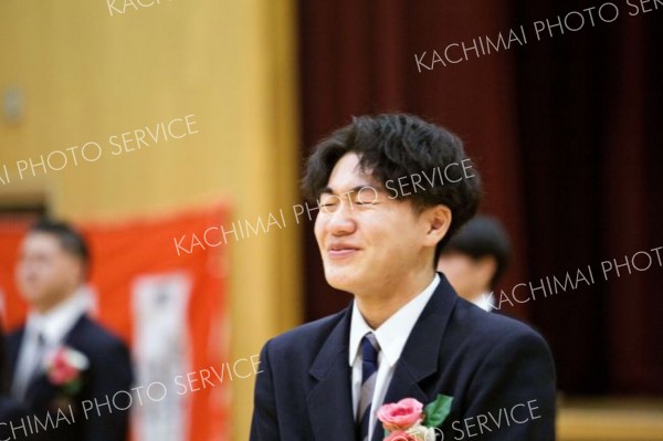 式歌斉唱。楽しかった高校生活を思い出して感極まる男子生徒（広尾、石原秀樹通信員）